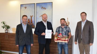 Bild: Marcel Weidner/exb
Matthias Götz (links) Geschäftsleiter der Steinwaldgruppe, Landrat und Verbandsvorsitzender Andreas Meier (Zweiter von links) und der Kaufmännische Leiter Johannes Schießl (rechts) gratulieren dem Jubilar Gerhard Fischer (Zweiter von rechts) zu seinem 25. Dienstjubiläum bei der Steinwaldgruppe.