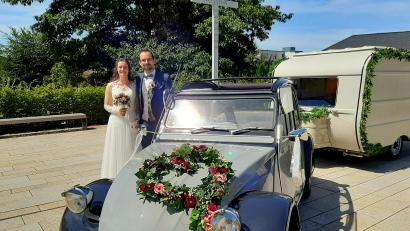 Bild: ise
Mit einer schnuckeligen Oldtimer-Ente samt Oldtimer-Wohnwagen fuhren Michael und Laura Ziegler zur Trauung auf dem Schirmitzer Kirchplatz vor.
