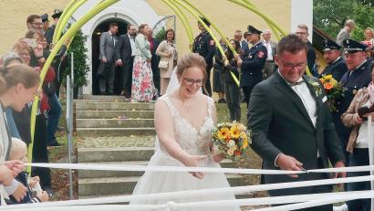 Bild: Irmgard Rupprecht/exb
Als Eheleute verlassen Daniel und Eva Winter die Kapelle St. Magdalena in Ranna.