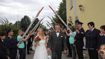 Bild: frd
Nach der kirchlichen Trauung durchschritt das Ehepaar Alexandra und Reinhard Schneeberger ein Ehrenspalier der Feuerwehr Rottendorf.