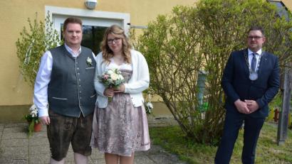 Bild: jr
Standesamtlich geheiratet haben am Samstagnachmittag im Pechbrunner Rathaus die Groschlattengrünerin Lisa Völkl und der Brander Lucas Busch. Bürgermeister Stephan Schübel (rechts) traute das Paar.