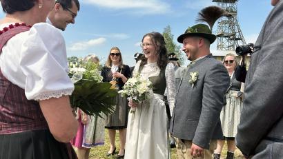Bild: Jane Lorenz
Conni und Patrick Hamerla aus Auerbach (Landkreis Amberg-Sulzbach) haben sich ganz traditionell in Tracht getraut.