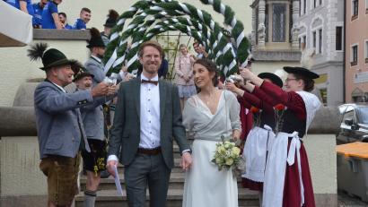 Bild: Kunz
Martin und Stefanie Jess passieren das Spalier der Trachtengruppe Almrausch.