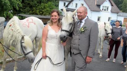 Bild: Paula König/exb
Auch Pferde erwarteten das Paar nach dem Hochzeitsgottesdienst auf dem Kirchplatz.