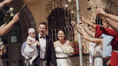 Bild: exb/Katharina Glaser
Mit Rosen wird das Brautpaar samt Töchterchen von Freunden und Familie empfangen.