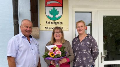 Bild: Gemeinde Schmidgaden/exb
Schulverbandvorsitzender und erster Bürgermeister Josef Deichl überreicht mit Melissa Schmidt von der Personalstelle Pia Braun einen Blumenstrauß für ihr 25. Dienstjubiläum.