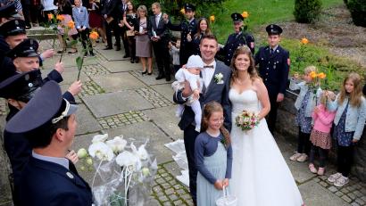 Bild: le
Sabrina Meierhöfer ( früher Haupertsreuth ) und Martin Göhl aus Kleinsterz erhielten durch Pfarrer Wilfried Römischer und Dekan Daniel Schmid den kirchlichen Segen in der evangelischen St.-Johannes-Baptista-Kirche. Die Feuerwehr aus Großensterz und die Aerobic-Gruppe des TV Floß standen Spalier.