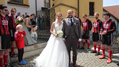 Bild: kro
Anna-Maria Stier und Daniel Konrad gaben sich in der Expositurkirche Stein das Jawort. Nach der Trauung durchschritten sie ein langes Ehrenspalier.