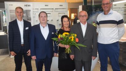 Bild: fz
Die Geschäftsführer Martin Nowak vom Hauptstandort G.Hoffmann in Nürnberg (links) und Johannes Börner (rechts) von der Börner Gruppe verabschiedeten Wolfgang Sporer (zweiter von rechts), der seiner Ehefrau Lydia (Mitte) und seinen Mitarbeitern besonders dankte. Neuer Geschäftsführer ist nun Matthias Reiß (zweiter von links).