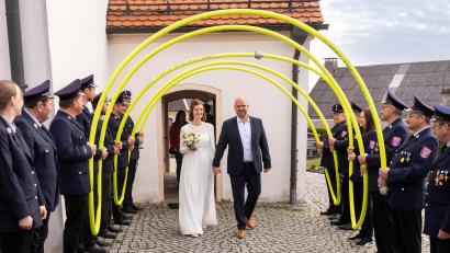 Bild: Marion Peter /exb
Sandra Müller und Michael Schmidt nach der Trauung beim Verlassen der Pfarrkirche Wondreb.