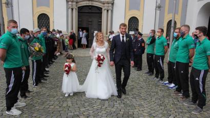 Bild: kro
Durch ein langes Ehrenspalier schritten nach der Trauung in der Basilika Sabrina Sommer und Christian Weig. Mit dabei war auch das Brautmädchen Selin.