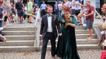 Bild: bsc
Thomas Trottmann aus Friedenfels und Jennifer Saalfrank aus Bad Neualbenreuth freuten sich nach der Trauung über viele Glückwünsche.