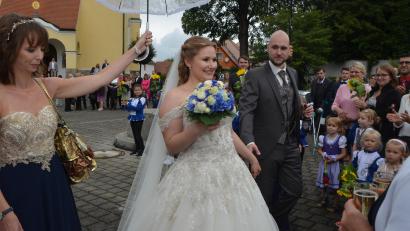 Bild: dob
Eine Traumhochzeit feierten Thomas und Katharina Meyer. Pfarrer Albert Hölzl traute das Paar. Viele Verwandte und Freunde begleiteten das Paar in den siebten Ehehimmel.