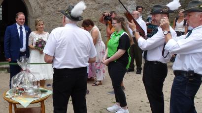 Bild: fjo
Eine fesche Abordnung des Waidhauser Schützenvereins 1864 gratuliert Rudi und Katharina Grundler (von links) im Burghof zur Vermählung.