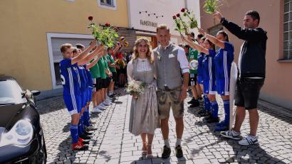 Bild: ubb
Nach dem Durchschreiten eines langen Spaliers mussten Ricarda Kahrig (geborene Zeitler) und Daniel Kahrig ihre sportlichen Fähigkeiten unter Beweis stellen.