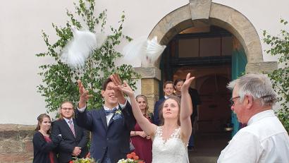 Bild: Nicole Haller/exb
Kurz nach der Trauung: Nadja Haller und Benjamin Bernhard aus Neustadt am Kulm lassen die weißen Tauben als Zeichen der Liebe und Treue fliegen.