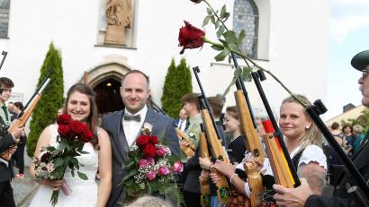 Bild: rwo
Strahlend im Ehrenspalier: das frisch getraute Brautpaar Jana Haberkorn, geborene Kausler aus Eisersdorf, und ihr Bräutigam Lukas aus Kastl.