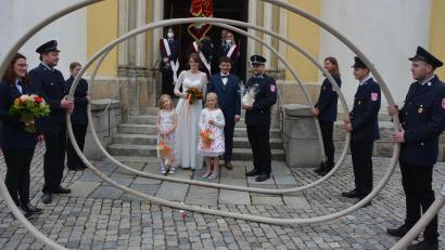 Bild: jr
Kirchlich geheiratet haben am Samstagnachmittag in der Stadtpfarrkirche St. Jakob in Mitterteich Silvia Härtl (geborene Schulz) und Matthias Härtl. Nach der Trauung bildete die Feuerwehr Pechofen ein Ehrenspalier. Mit dabei waren auch die Blumenmädchen Sandra (links) und Margaretha.