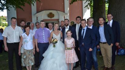 Bild: gi
Über viele Glück- und Segenswünsche freuen sich Christina März und Armin Bulenda. Auch Brautmädchen Charlotte Roth gratuliert.