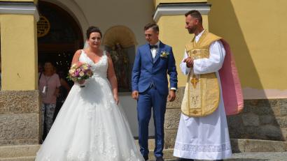 Bild: dob
Lisa Gößl aus Waldau und Kevin Schutzbier aus Floß ließen sich von Pfarrer Sebastian Scherr in der Waldauer Benefiziumskirche St. Johannes Nepomuk trauen.