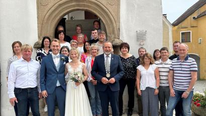 Bild: Marko Pammer/exb
Standesbeamtin Johanna Kick hat geheiratet: Im Bild das Brautpaar im Kreise seiner Kollegen nach der standesamtlichen Hochzeit in Nabburg.