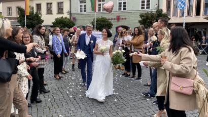 Bild: Reichl/exb
Nach der standesamtlichen Trauung gratulierten Familie und Freunde Carmen und Christian Schneller.