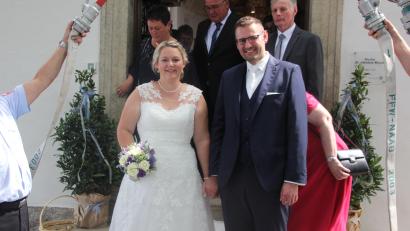 Bild: kro
Gabi Schwarz und Nico Schmidkonz gaben sich in der St. Jakobus-Kirche in Marchanay das Ja-Wort. Die Feuerwehr Naab empfing das Brautpaar im Ehrenspalier.