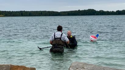 Bild: Gregor Bodensteiner/exb
Andreas Deisler (rechts) und Janik Ratke (links) helfen Gregor Bodensteiner im Murner See bei der Suche nach dem verlorenen Ehering - leider ohne Erfolg.