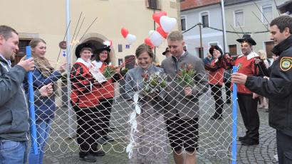 Bild: rgr
Isabelle Schmidt und Marcel Moeller geben sich im Grafenwöhrer Rathaus ihr Ja-Wort. Der Spielmannszug Grafenwöhr und ein Teil des Freundeskreises, die ein Netz spannen, gratulieren dem Paar.