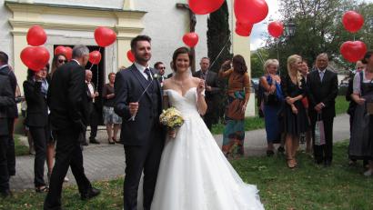 Bild: sei
Das Brautpaar Christina und Kevin Tafelemeier lässt nach der kirchlichen Trauung rote Herzballons in den Himmel steigen.