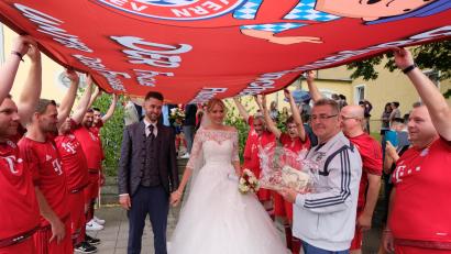 Bild: le
Eine große Hochzeitsgesellschaft gratulierte dem jungen Brautpaar Florian Stadler und Lisa-Maria Rast, darunter auch die Flosser Bayernfans mit 2. Vorsitzenden Harald Sigritz.