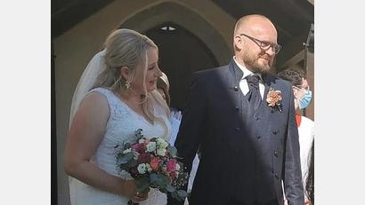 Bild: Rudolf Straubinger/exb
Anja und Norbert Fischer freuen sich nach dem Gottesdienst über viele Glückwünsche zur Vermählung.