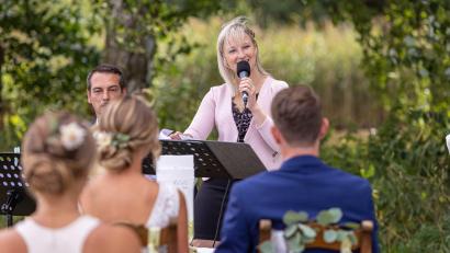 Bild: Johann Ziereis/exb
"Kraft der mir verliehenen Ehre" erklärt die freie Traurednerin Christina Werner Paare zu Mann und Frau.