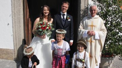 Bild: kro
Monika und Markus Schedl beim Verlassen der Kappl-Kirche. Rechts Pfarrer Josef Triebenbacher, ein Onkel der Braut, der die Trauung vornahm. Vorne die Brautkinder Magdalena, Luisa und Jonathan.