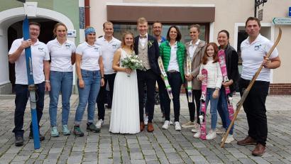 Bild: Monika Steffens/exb
Die Skiclub-Freunde hatten symbolisch ihre Brettln mitgebracht, damit Lena und Joshua Winter ins Eheglück rutschen können.