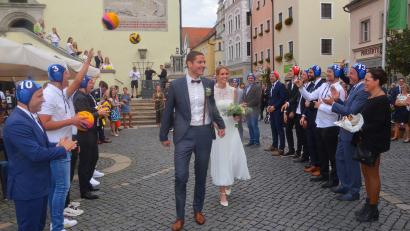 Bild: Kunz
Die Wasserballmannschaft des Weidener Schwimmvereins stand für ihren Kapitän Thomas Kick und dessen Braut Sandra Danzl Spalier.