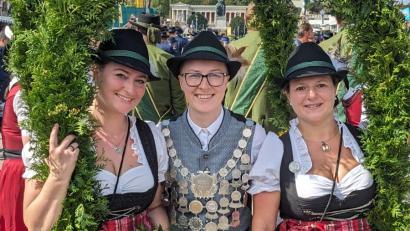 Bild: Schützengesellschaft &quot;Andreas Hofer&quot; Fuchsmühl/exb
Christina Schuller, Sabrina Hößl und Verena Kraus (von links) marschierten beim Oktoberfestzug mit.