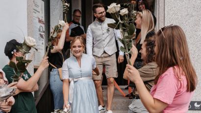 Bild: Vivian Sicilio Photography/exb
Carina Ollermann und Florian Zimmert beim Verlassen des Rathauses, als eine große Schar von Angehörigen, Arbeitskollegen und Freunden auf das Paar wartete.