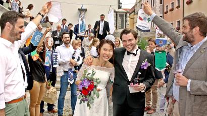 Bild: R. Kreuzer
Freunde, Familie und der Round-Table Weiden gratulieren dem vermählten Paar.