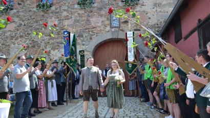 Bild: gi
In einem Rosenspalier wurde das frischvermählte Ehepaar Nicole und Christoph Baier nach der standesamtlichen Trauung auf Schloss Burgtreswitz von den Schützen empfangen.