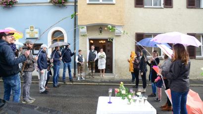 Bild: bey
Markus Schwandner und Karina Schwandner, geborene Ertl, werden nach der standesamtlichen Trauung von ihren Freunden vor dem Rathaus empfangen. Sohn Jonas freut sich über die Hochzeit seines Vaters.