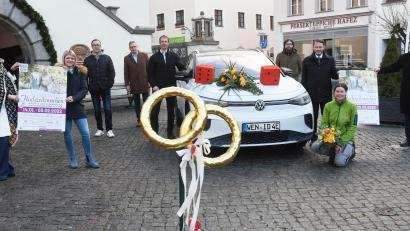 Bild: Gabi Schönberger
Die beteiligten Partner freuen sich vor dem alten Rathaus in Weiden über den Start der Hochzeitswochen.