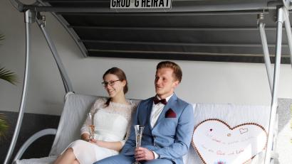 Bild: jma
Tanja und Florian Braun auf der Überraschungstour nach ihrer standesamtlichen Trauung.