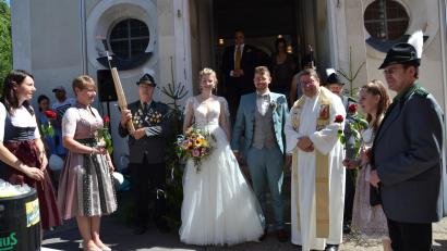 Bild: gi
Jonas Weiß aus Etzgersrieth und Julia Bauer aus Heumaden haben geheiratet. Pfarrer Udo Klösel hat das junge Paar getraut. Eine Abordnung des Schützenvereins St. Georg Etzgersrieth gratuliert dem Schützenmeister und seiner Braut.