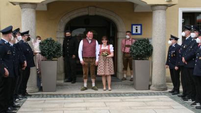 Bild: fpoz
Mitglieder der Feuerwehren aus Waldershof, Marktredwitz und Wolfersreuth bildeten ein Spalier für Natascha Fachtan und Dominik Koppmann.