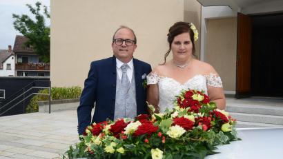 Bild: bey
Michael und Natalie Dobmeier geben sich in der Schirmitzer Pfarrkirche das Jawort.