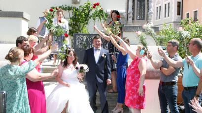 Bild: Stephan Landgraf/exb
Nach der Trauung von Amanda Zumwalt und Alfons Thoma stehen die Gratulanten Spalier.