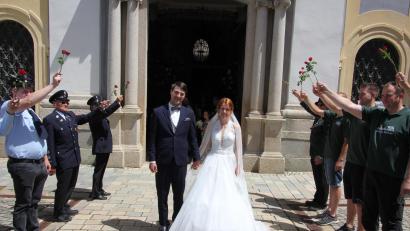 Bild: kro
Nicol und Reinhard Rustler beim Verlassen der Basilika sowie das Ehrenspalier vorm Portal.