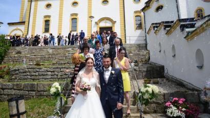 Bild: bey
Christian und Simone Ertl, geborene Hösl, freuen sich nach der Trauung in der Kreuzbergkirche über die Glückwünsche.