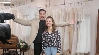 Bild: Melanie Schultes/exb
Die Erbendorferin Melanie Schultes hat sich im Brautmodengeschäft von Uwe Herrmann in Dresden begleitet von Kameras auf die Suche nach einem Brautkleid gemacht. Sie hat auch eines gefunden – das soll der Zukünftige aber noch nicht sehen.